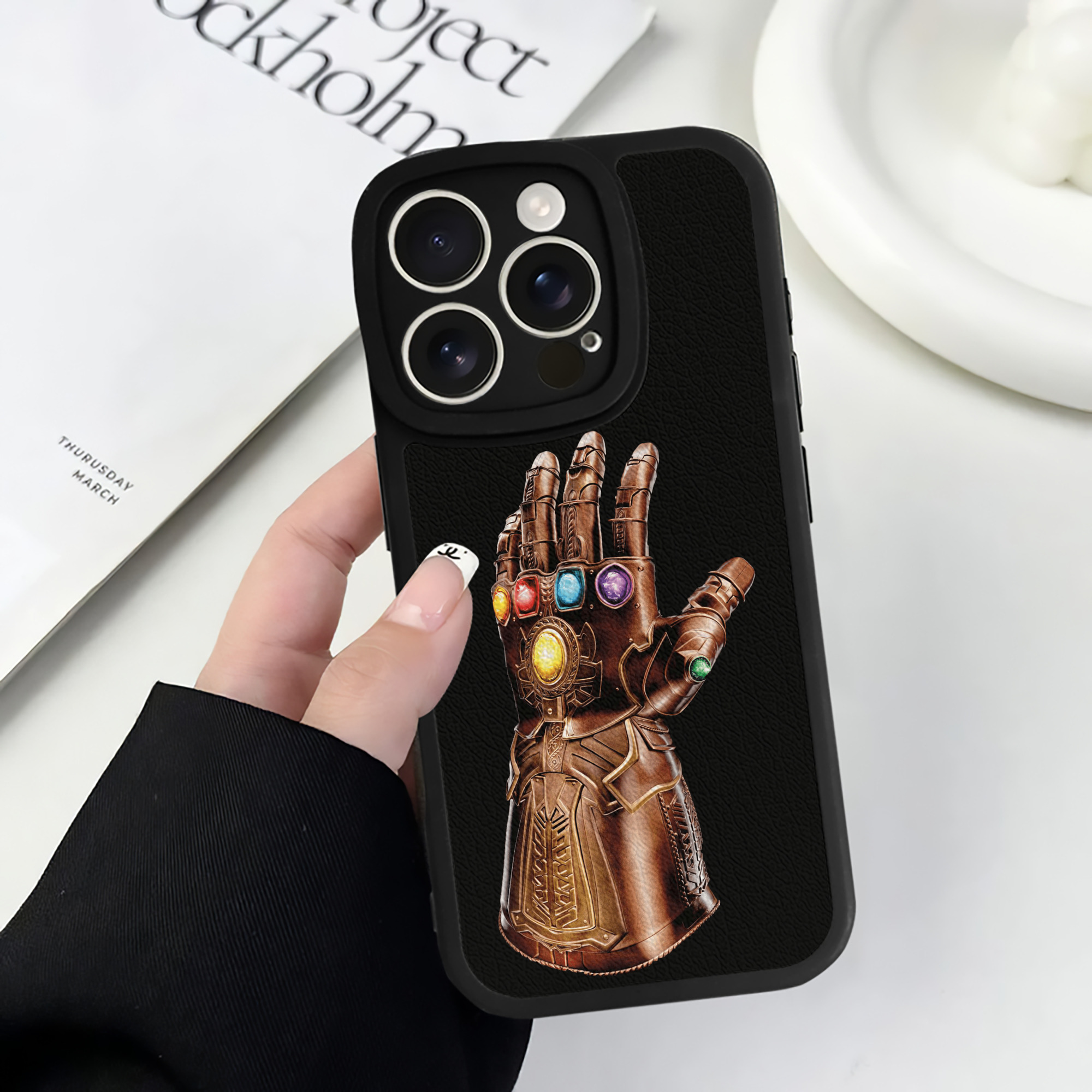 （画像用） アベンジャーズ The Avengers 【iPhone 16シリーズ対応】シリコンスマホケース（レザー調） 材質：シリコン